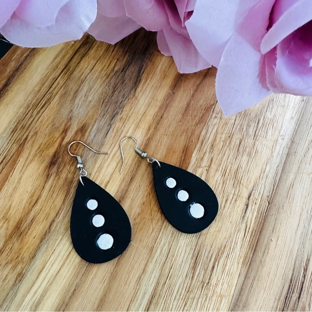 Boho Hand Crafted Style Hand Tooled Teardrop Leather Earrings Black & White - Picture 2 of 4